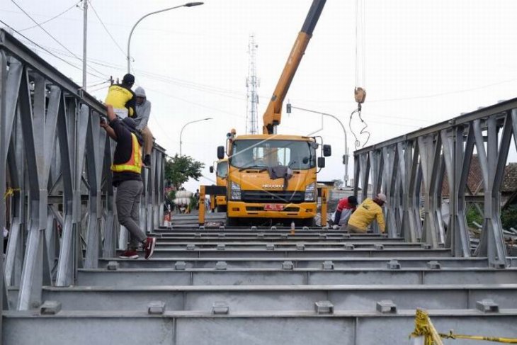 Pemasangan jembatan bailey