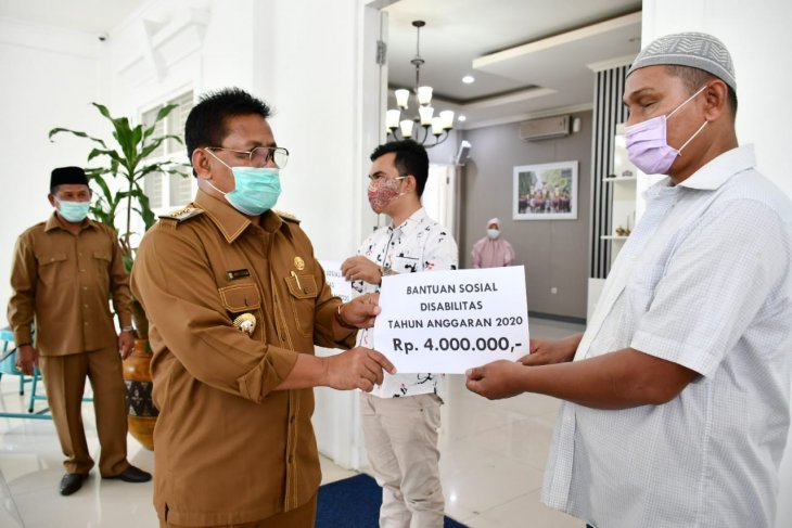 Aminullah salurkan bantuan ke-192 sandang disabilitas di Banda Aceh