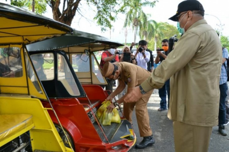 Pemprov Gorontalo bagikan sembako bagi 1.520 sopir bentor