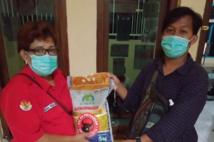 PDI Perjuangan Surabaya bagikan paket beras ke warga di lima kecamatan