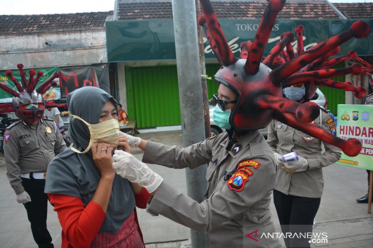 Cara Unik Sosialisasi Penggunaan Masker