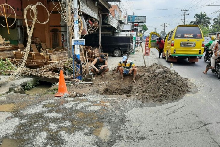 PDAM Tirtanadi perbaiki pipa ke pelanggan akibat sumur bor rusak