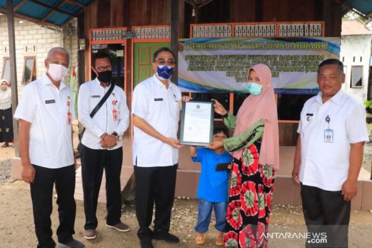 Wawali serahkan sertifikat badan hukum koperasi anggota PKH
