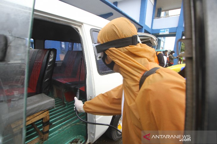 Penyemprotan Disinfektan di Kawasan Terminal Angkutan Umum