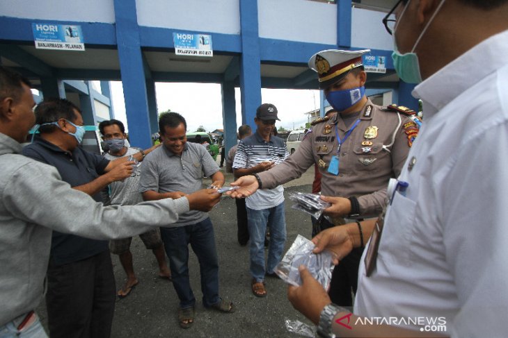 Satlantas Polresta Banjarmasin Bagikan Masker Gratis