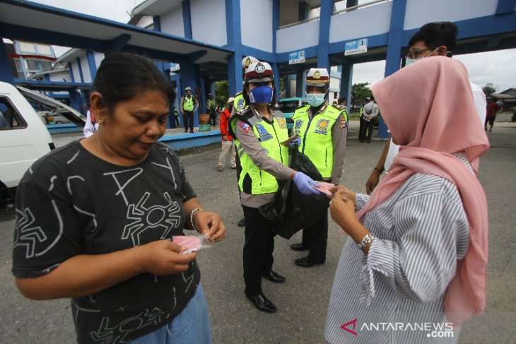 Satlantas Polresta Banjarmasin Bagikan Masker Gratis