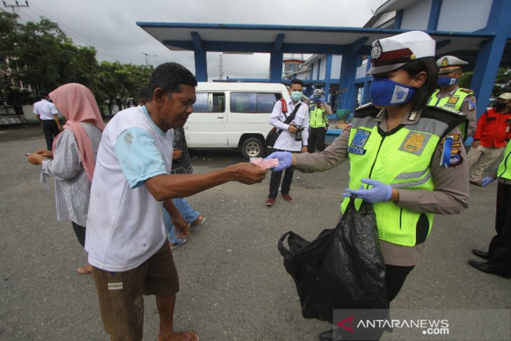 Satlantas Polresta Banjarmasin Bagikan Masker Gratis