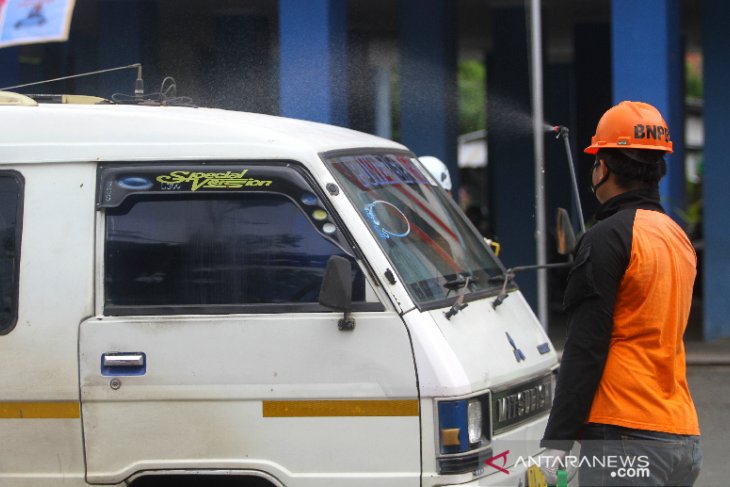 Penyemprotan Disinfektan di Kawasan Terminal Angkutan Umum