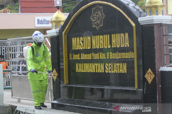 Penyemprotan Disinfektan di Kawasan Terminal Angkutan Umum