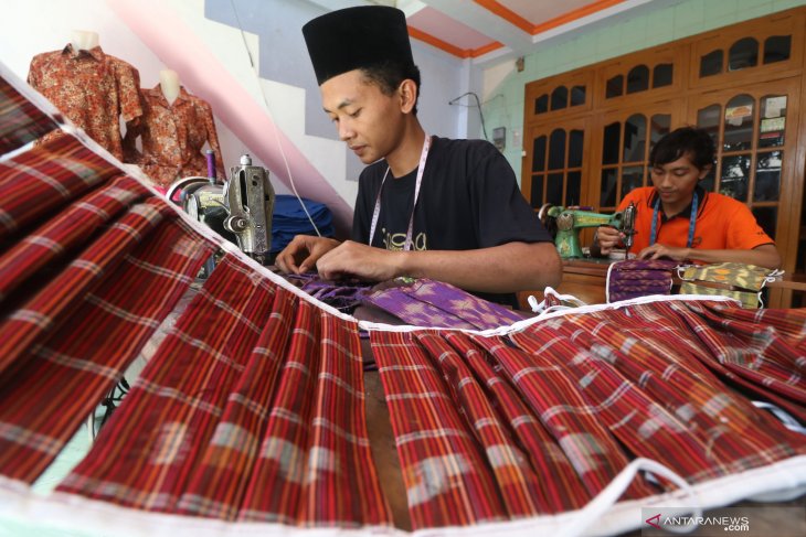 Stimulan Perajin Tenun Ikat Kediri