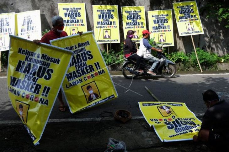 Poster imbauan untuk memakai masker