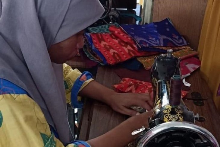 Difabel di Kediri buat masker tenun ikat untuk penuhi pesanan