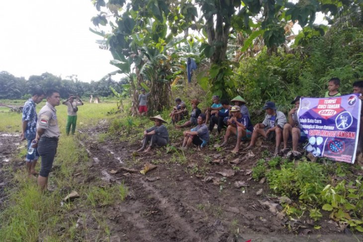Sosialisasi bahaya Covid-19 hingga turun sawah