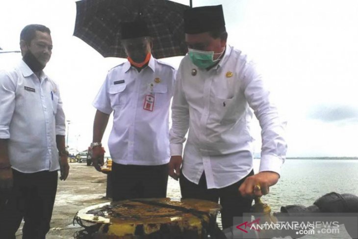 PDAM Kotabaru sells water to serve ships