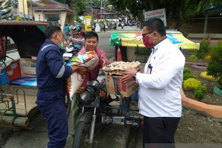 RSUD Gunungsitoli bagikan sembako kepada penarik becak
