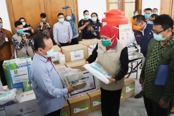 Sampoerna bagikan APD COVID-19 di empat daerah Jatim