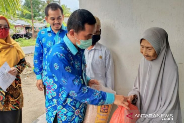 Bawaslu Bangka Tengah salurkan sembako bantu penuhi kebutuhan pokok warga