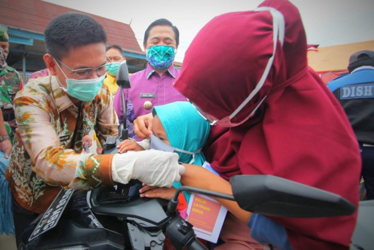 Wali kota-Wabup Batola bagikan masker gratis