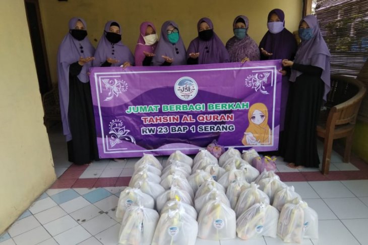 Ibu-ibu Tahsin RW 23 BAP I Kota Serang, berbagi ditengah pandemi COVID-19