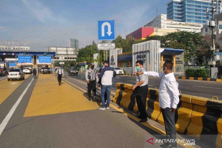 Hari pertama PSBB, volume kendaraan dari Bekasi ke Jakarta turun
