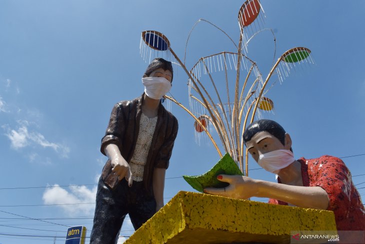 Kampanye bermasker lewat patung 