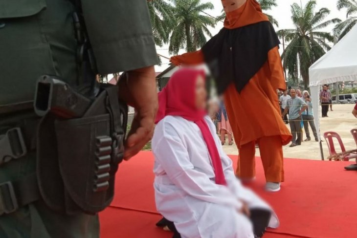 Seorang wanita terlibat perzinaan dihukum cambuk 200 kali di Aceh