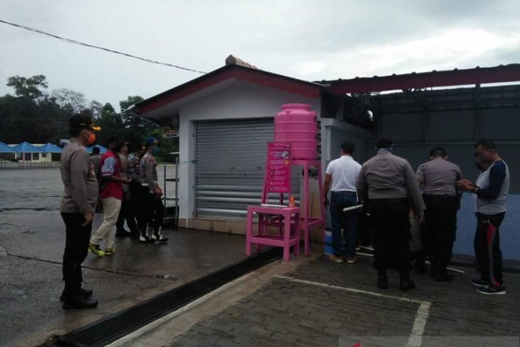 Bhayangkari Bangka salurkan bantuan perlengkapan alat cuci tangan
