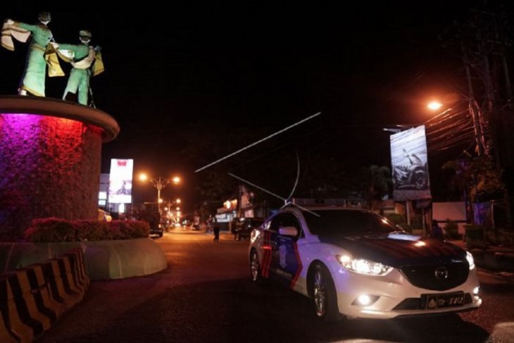 Foto - Patroli polisi Gorontalo meminta warga tidak beraktifitas di luar rumah