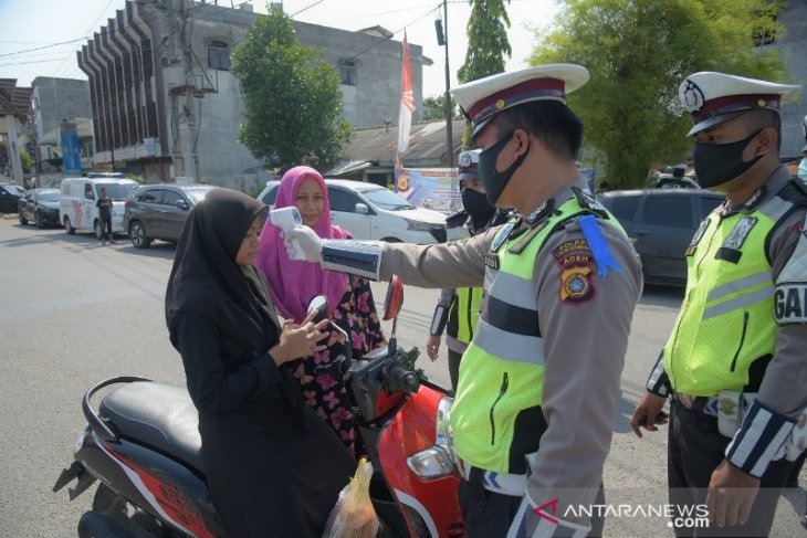 Cegah COVID-19, Polantas Lhokseumawe periksa suhu badan pengguna jalan