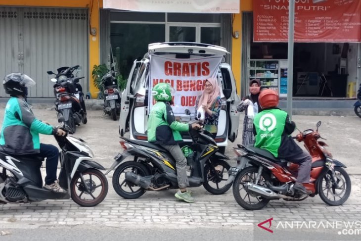 Prajurit TNI Bagikan Nasi Bungkus Gratis Bagi Driver Ojol