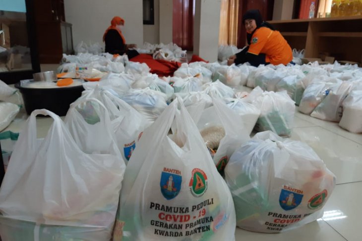 Pramuka Banten bagikan 300 paket sembako buat warga terdampak COVID-19