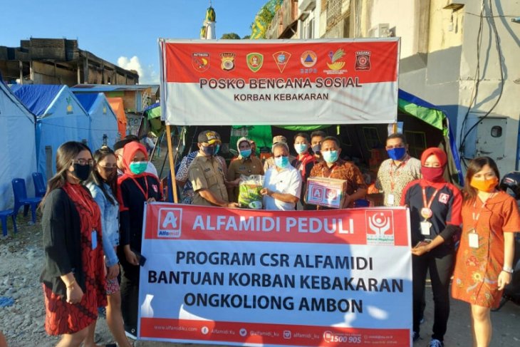 Alfamidi beri bantuan sembako kepada korban kebakaran di kawasan Ongkoliong