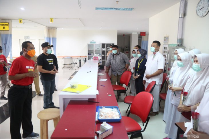 Bupati-Wabup beri bunga untuk tenaga medis RSUD Hadji Boejasin