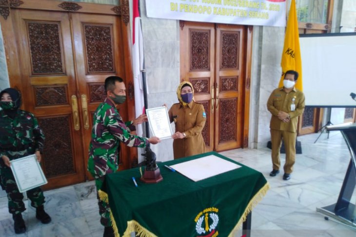 Bupati Tatu apresiasi TNI bangun infrastruktur ditengah COVID-19