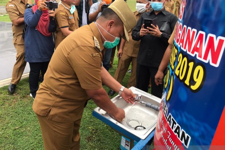 Bupati Labusel salurkan 198 unit alat pencuci tangan
