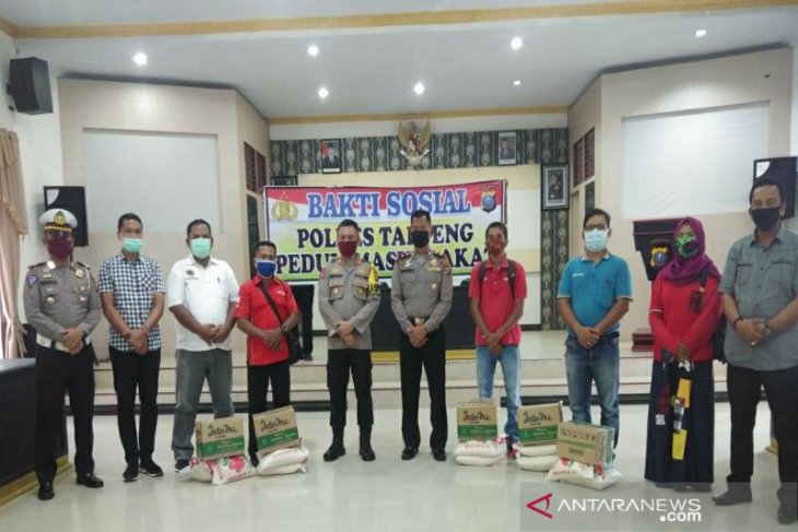 Polres Tapteng dan Pokja PWI bagikan sembako kepada wartawan