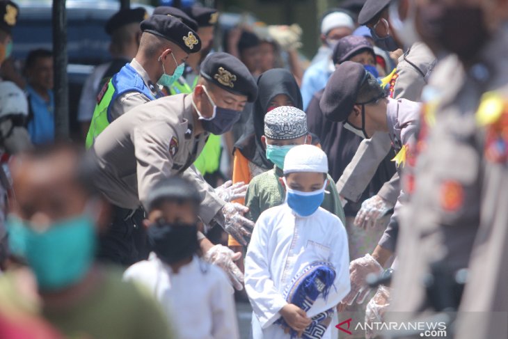 Pembagian Makanan Gratis Untuk Warga