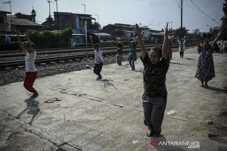 Aktivitas warga berjemur di Bandung