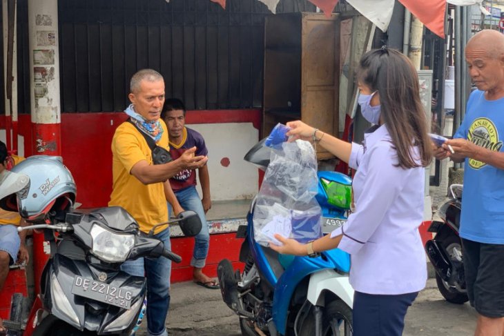BPOM Ambon membagikan masker ke masyarakat