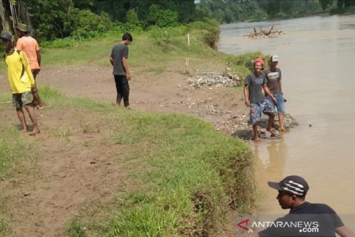 Warga Dharmasraya gotong royong cari orang hilang yang diduga hanyut di Sungai Batanghari