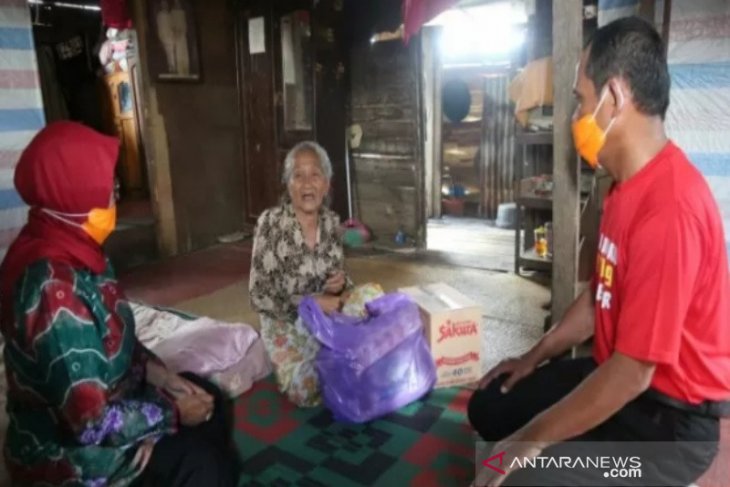 Bantuan sembako untuk warga di tanah laut