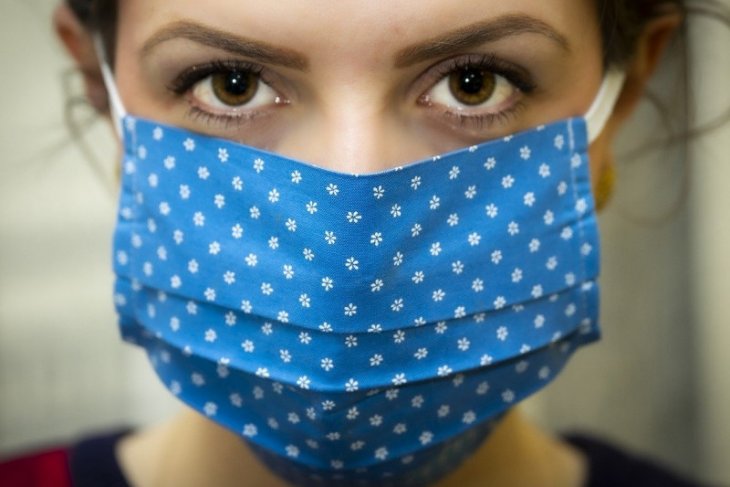 Mengeringkan masker kain tak cukup dengan sinar matahari