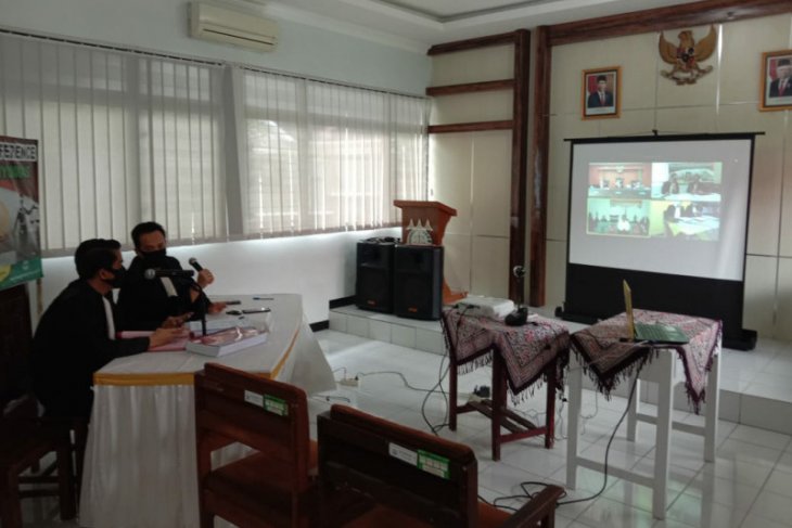 Dua pria terdakwa pembunuhan satu keluarga di Banyumas dituntut hukuman mati