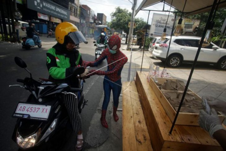 Spiderman membagikan nasi bungkus