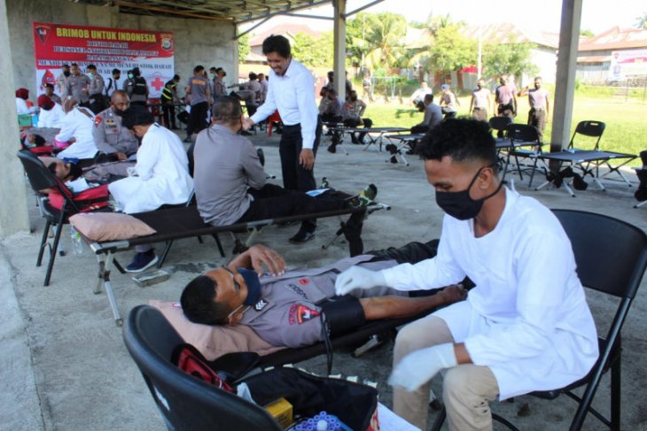 Polda Malut donor darah dukung PMI