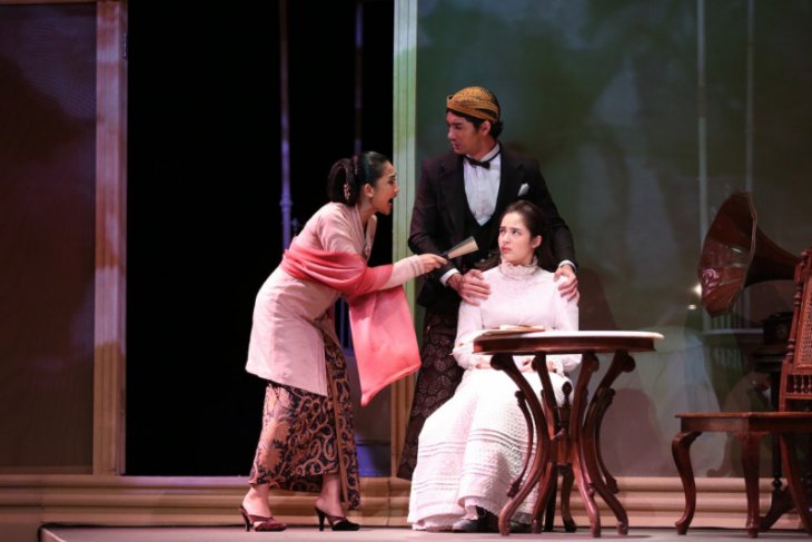 Happy Salma tampil bersama Teater