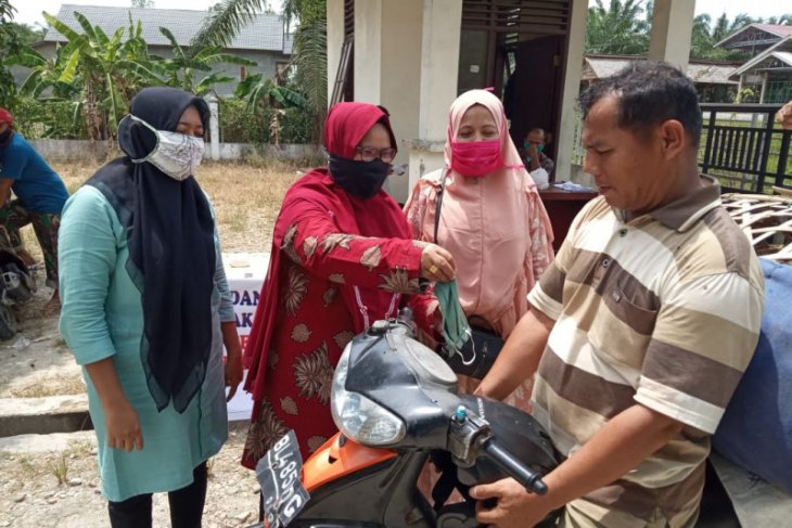 Distanbunak Aceh Tamiang bagi-bagi masker kain di pasar hewan