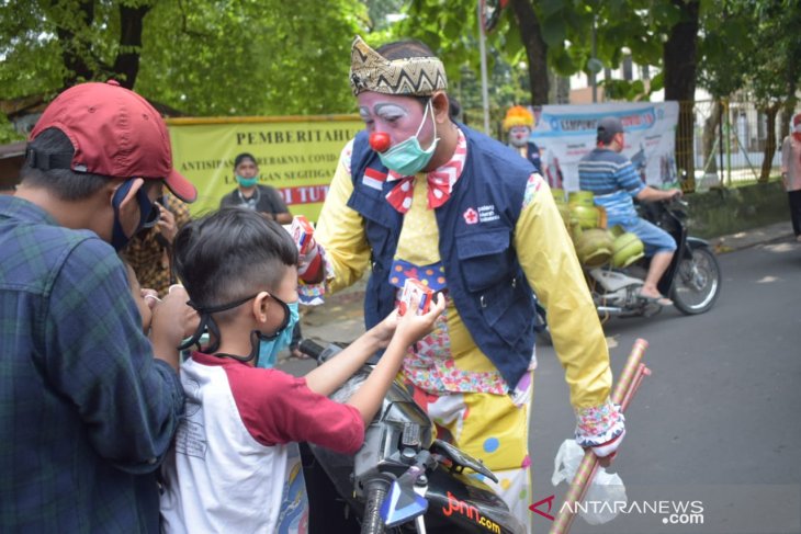 PMI Tangerang ajak komunitas badut bagikan 1.000 paket Covid Kit