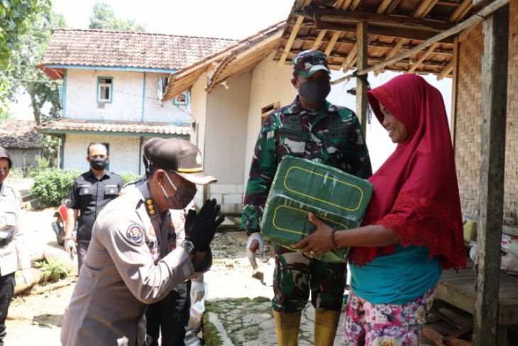 TNI/Polri peduli dampak COVID-19 salurkan 1.500 paket sembako di Banten