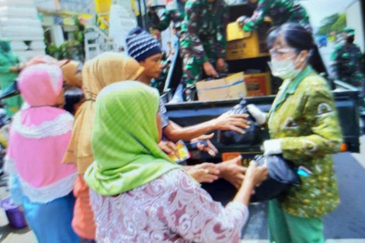 Denhubrem 064/MY bagikan masker dan sembako untuk masyarakat Kota Serang